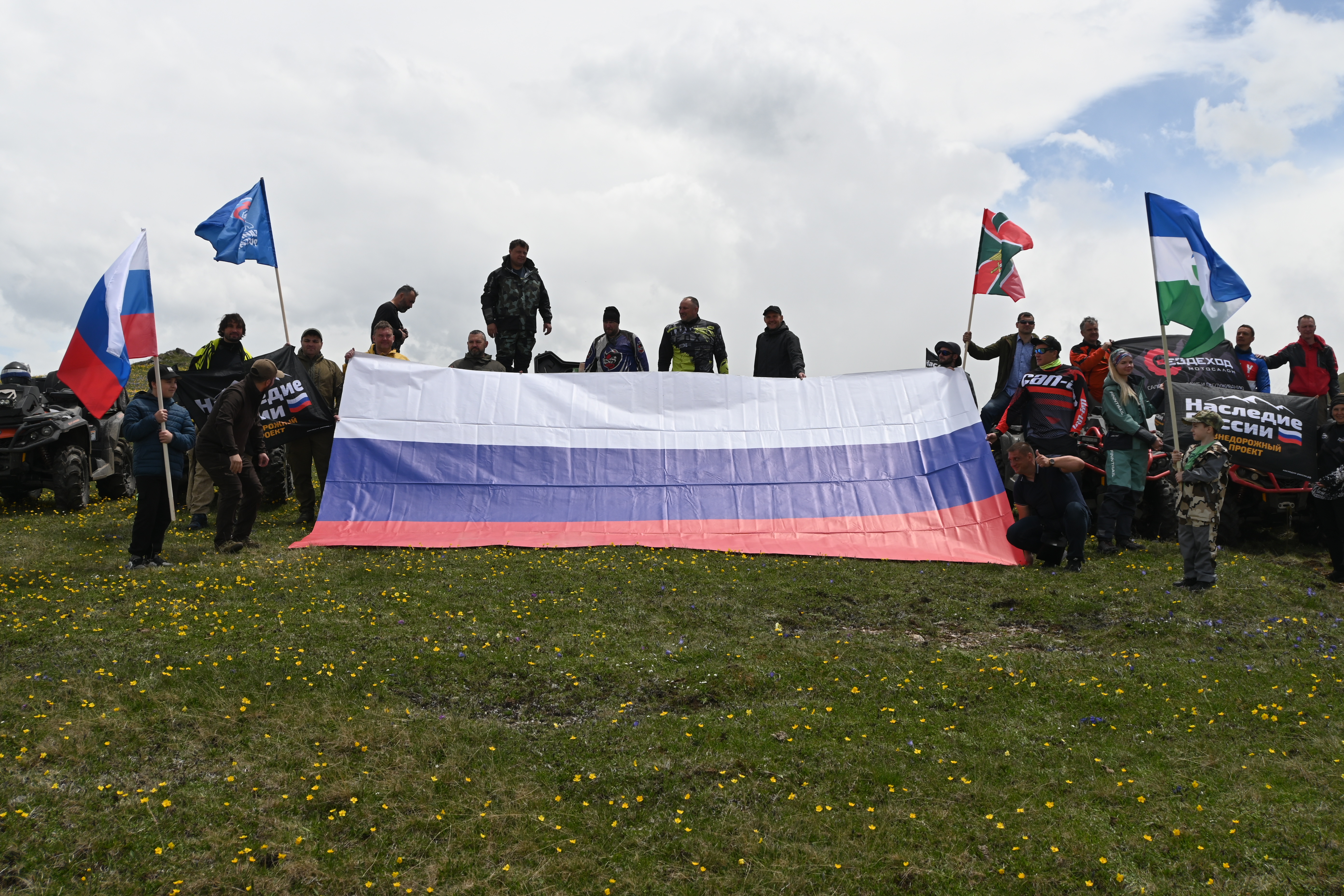 Вокруг Эльбруса с флагом России